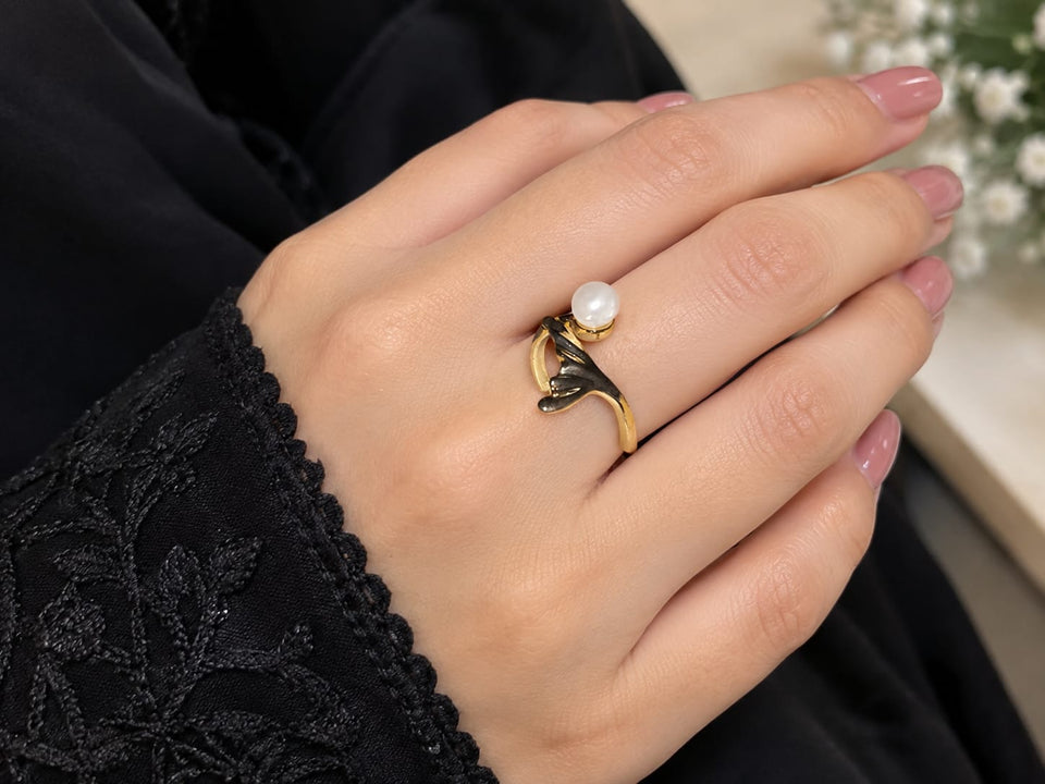 Elegant Pearl & Black Gold Ring